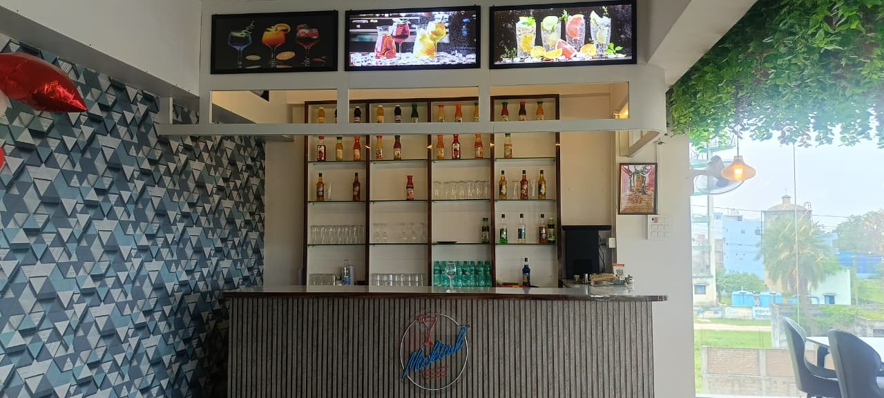 02 — Restaurant